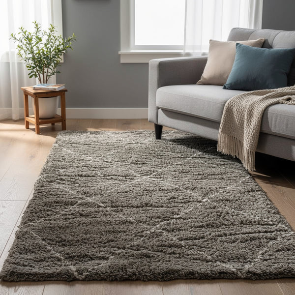 Wreno 8x10 Large Shag Area Rug with Cream Geometric Pattern, Gray PET