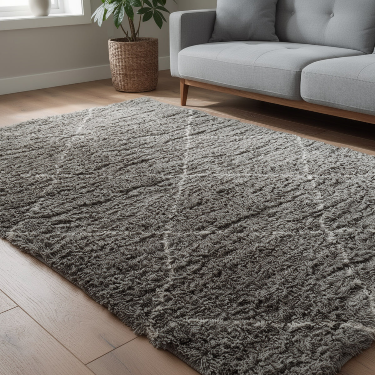 Wreno 8x10 Large Shag Area Rug with Cream Geometric Pattern, Gray PET